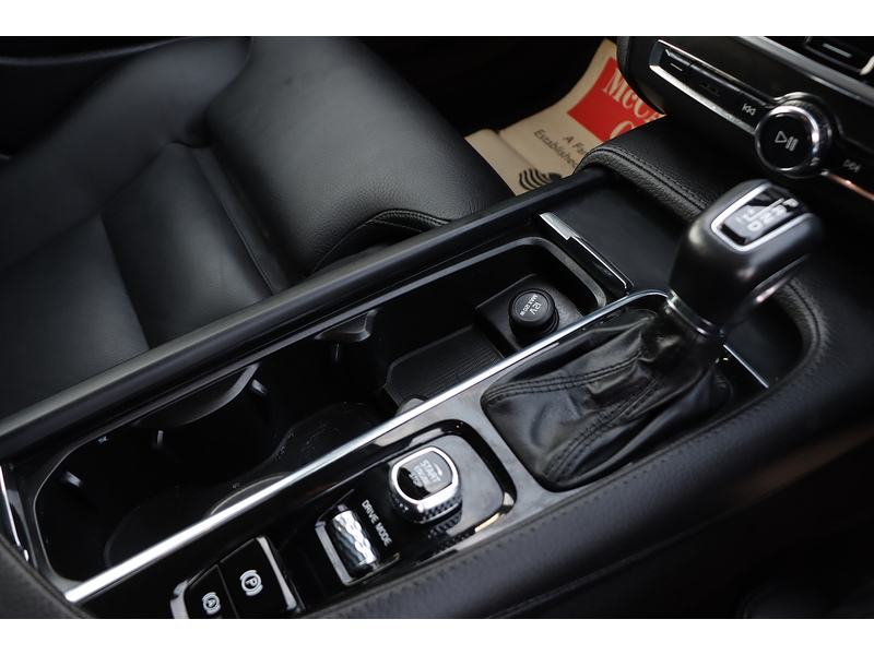 Volvo 2.0 T4 GPF MOMENTUM PRO ESTATE 5DR PETROL AUTO LEATHER HEATED SEATS SATNAV BLUETOOTH DAB RADIO PARKING AIDS SAME OWNER FOR 3 YEARS ONLY 83000 MILES SH 72-74 Mitcham Road