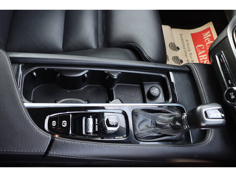 Volvo 2.0 T4 GPF MOMENTUM PRO ESTATE 5DR PETROL AUTO LEATHER HEATED SEATS SATNAV BLUETOOTH DAB RADIO PARKING AIDS SAME OWNER FOR 3 YEARS ONLY 83000 MILES SH 72-74 Mitcham Road