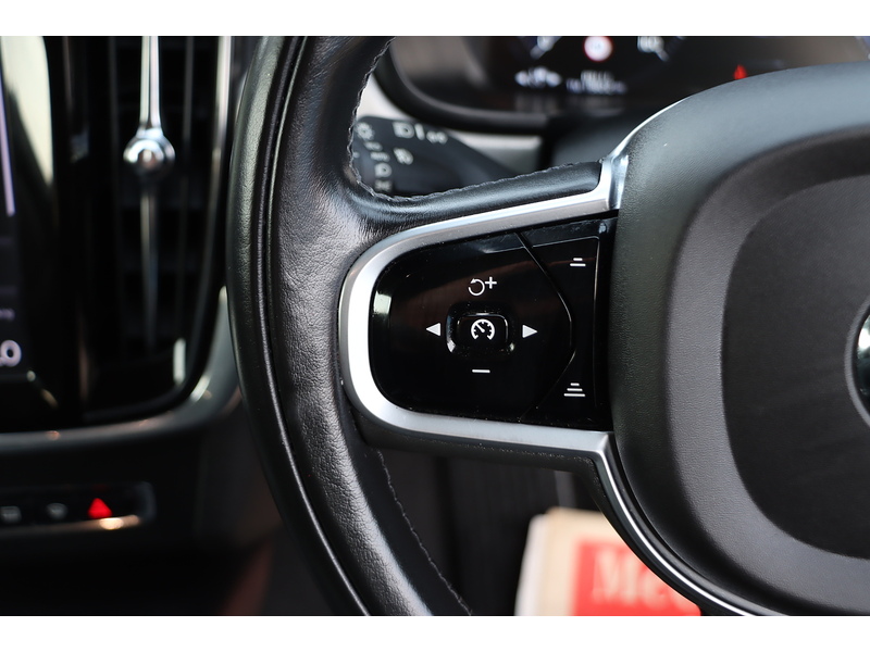 Volvo 2.0 T4 GPF MOMENTUM PRO ESTATE 5DR PETROL AUTO LEATHER HEATED SEATS SATNAV BLUETOOTH DAB RADIO PARKING AIDS SAME OWNER FOR 3 YEARS ONLY 83000 MILES SH 72-74 Mitcham Road