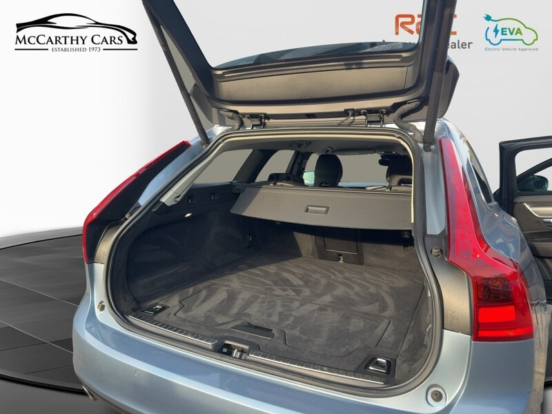 Volvo 2.0 T4 GPF MOMENTUM PRO ESTATE 5DR PETROL AUTO LEATHER HEATED SEATS SATNAV BLUETOOTH DAB RADIO PARKING AIDS SAME OWNER FOR 3 YEARS ONLY 83000 MILES SH 72-74 Mitcham Road