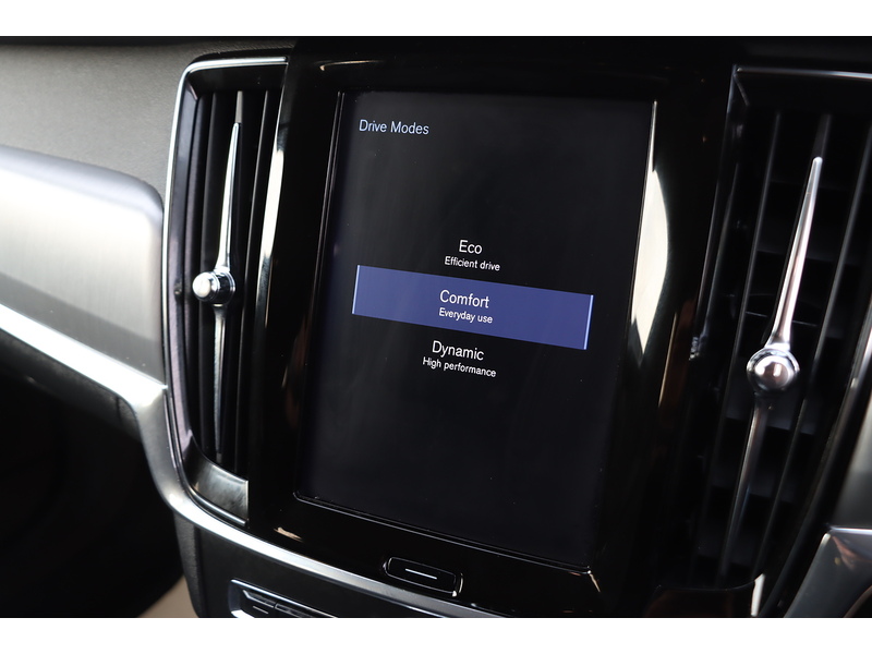 Volvo 2.0 T4 GPF MOMENTUM PRO ESTATE 5DR PETROL AUTO LEATHER HEATED SEATS SATNAV BLUETOOTH DAB RADIO PARKING AIDS SAME OWNER FOR 3 YEARS ONLY 83000 MILES SH 72-74 Mitcham Road