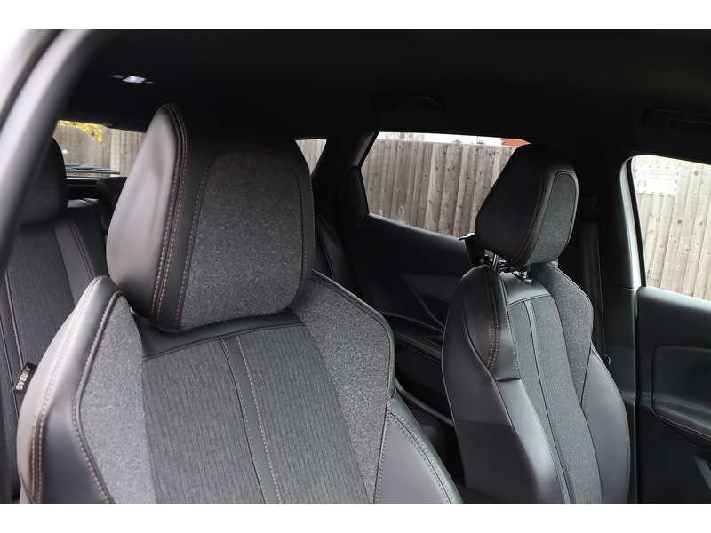 Peugeot 1.2 PURETECH GT LINE SUV 5DR PETROL MANUAL SATNAV BLUETOOTH DAB RADIO APPLE CARPLAY REAR CAMERA PARKING AIDS 64000 MILES FSH 8 SERVICES NO ULEZ CHARGE 72-74 Mitcham Road