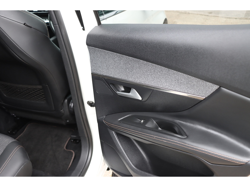 Peugeot 1.2 PURETECH GT LINE SUV 5DR PETROL MANUAL SATNAV BLUETOOTH DAB RADIO APPLE CARPLAY REAR CAMERA PARKING AIDS 64000 MILES FSH 8 SERVICES NO ULEZ CHARGE 72-74 Mitcham Road