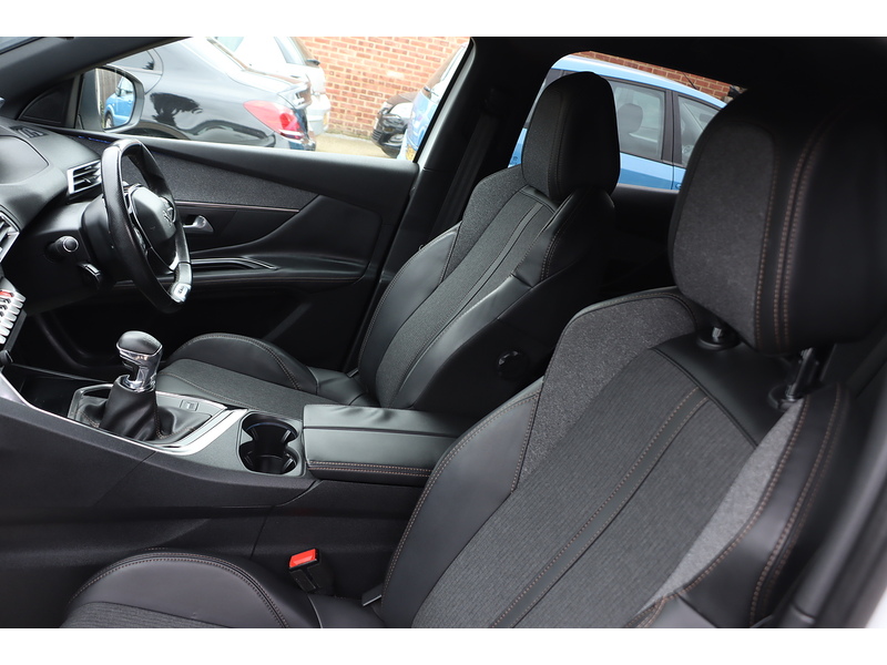 Peugeot 1.2 PURETECH GT LINE SUV 5DR PETROL MANUAL SATNAV BLUETOOTH DAB RADIO APPLE CARPLAY REAR CAMERA PARKING AIDS 64000 MILES FSH 8 SERVICES NO ULEZ CHARGE 72-74 Mitcham Road