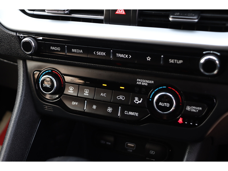 Kia 1.6 GDI 2 SUV 5DR PETROL HYBRID DCT AUTO SATNAV BLUETOOTH DAB RADIO APPLE CARPLAY REAR CAMERA PARKING AIDS JUST 2 OWNERS 69000 MILES SH NO ULEZ CHARGE 72-74 Mitcham Road