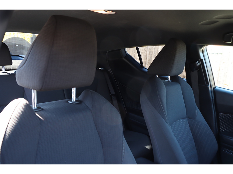 Toyota 1.8 VVT-H DYNAMIC SUV 5DR PETROL HYBRID CVT AUTO HEATED SEATS SAT NAV BLUETOOTH DAB STEREO REAR CAMERA PARKING AIDS JUST 2 OWNERS ONLY 76000 MILES SH 72-74 Mitcham Road