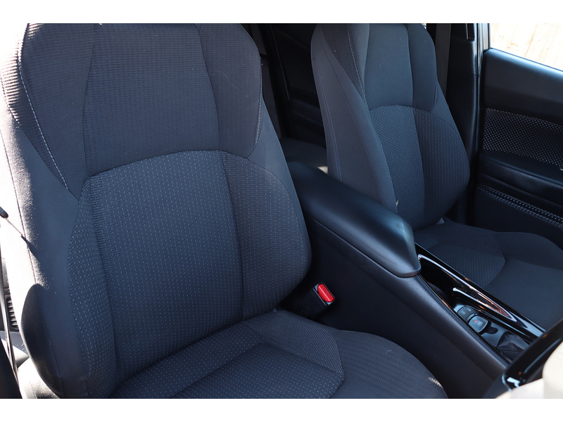 Toyota 1.8 VVT-H DYNAMIC SUV 5DR PETROL HYBRID CVT AUTO HEATED SEATS SAT NAV BLUETOOTH DAB STEREO REAR CAMERA PARKING AIDS JUST 2 OWNERS ONLY 76000 MILES SH 72-74 Mitcham Road