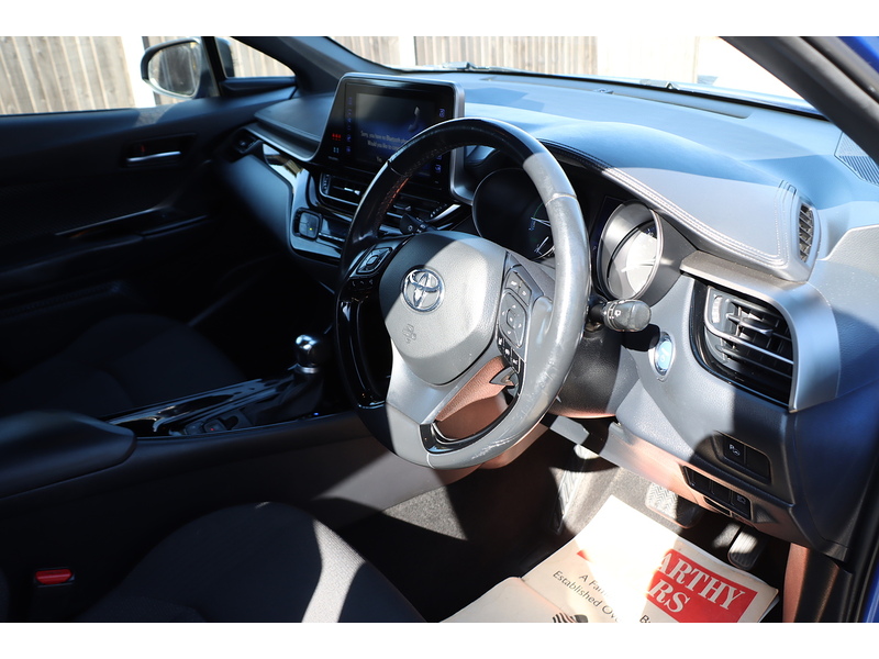 Toyota 1.8 VVT-H DYNAMIC SUV 5DR PETROL HYBRID CVT AUTO HEATED SEATS SAT NAV BLUETOOTH DAB STEREO REAR CAMERA PARKING AIDS JUST 2 OWNERS ONLY 76000 MILES SH 72-74 Mitcham Road