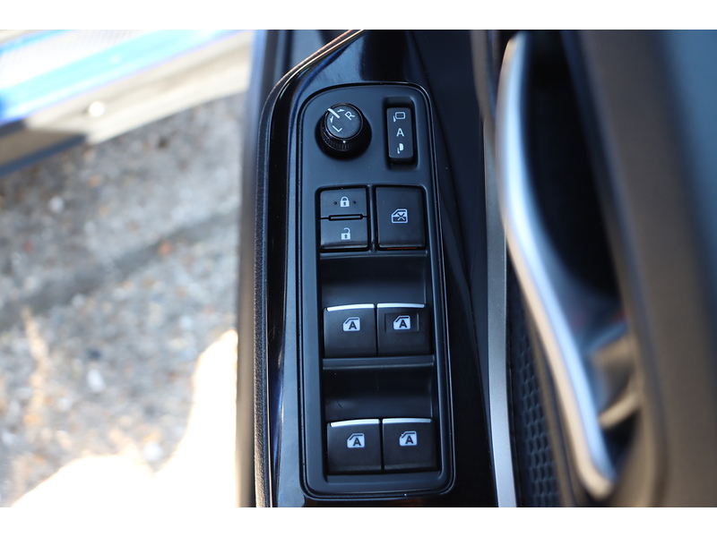 Toyota 1.8 VVT-H DYNAMIC SUV 5DR PETROL HYBRID CVT AUTO HEATED SEATS SAT NAV BLUETOOTH DAB STEREO REAR CAMERA PARKING AIDS JUST 2 OWNERS ONLY 76000 MILES SH 72-74 Mitcham Road