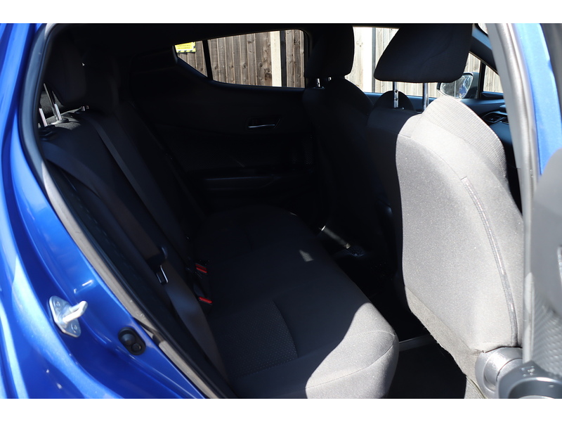 Toyota 1.8 VVT-H DYNAMIC SUV 5DR PETROL HYBRID CVT AUTO HEATED SEATS SAT NAV BLUETOOTH DAB STEREO REAR CAMERA PARKING AIDS JUST 2 OWNERS ONLY 76000 MILES SH 72-74 Mitcham Road