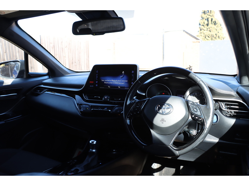 Toyota 1.8 VVT-H DYNAMIC SUV 5DR PETROL HYBRID CVT AUTO HEATED SEATS SAT NAV BLUETOOTH DAB STEREO REAR CAMERA PARKING AIDS JUST 2 OWNERS ONLY 76000 MILES SH 72-74 Mitcham Road