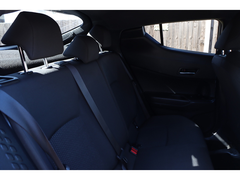 Toyota 1.8 VVT-H DYNAMIC SUV 5DR PETROL HYBRID CVT AUTO HEATED SEATS SAT NAV BLUETOOTH DAB STEREO REAR CAMERA PARKING AIDS JUST 2 OWNERS ONLY 76000 MILES SH 72-74 Mitcham Road