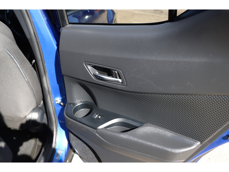 Toyota 1.8 VVT-H DYNAMIC SUV 5DR PETROL HYBRID CVT AUTO HEATED SEATS SAT NAV BLUETOOTH DAB STEREO REAR CAMERA PARKING AIDS JUST 2 OWNERS ONLY 76000 MILES SH 72-74 Mitcham Road