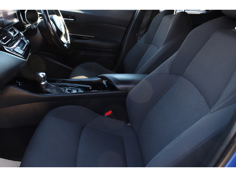 Toyota 1.8 VVT-H DYNAMIC SUV 5DR PETROL HYBRID CVT AUTO HEATED SEATS SAT NAV BLUETOOTH DAB STEREO REAR CAMERA PARKING AIDS JUST 2 OWNERS ONLY 76000 MILES SH 72-74 Mitcham Road