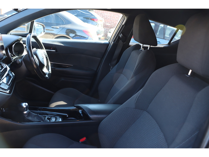 Toyota 1.8 VVT-H DYNAMIC SUV 5DR PETROL HYBRID CVT AUTO HEATED SEATS SAT NAV BLUETOOTH DAB STEREO REAR CAMERA PARKING AIDS JUST 2 OWNERS ONLY 76000 MILES SH 72-74 Mitcham Road