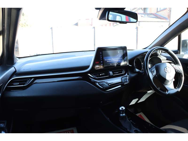 Toyota 1.8 VVT-H DYNAMIC SUV 5DR PETROL HYBRID CVT AUTO HEATED SEATS SAT NAV BLUETOOTH DAB STEREO REAR CAMERA PARKING AIDS JUST 2 OWNERS ONLY 76000 MILES SH 72-74 Mitcham Road