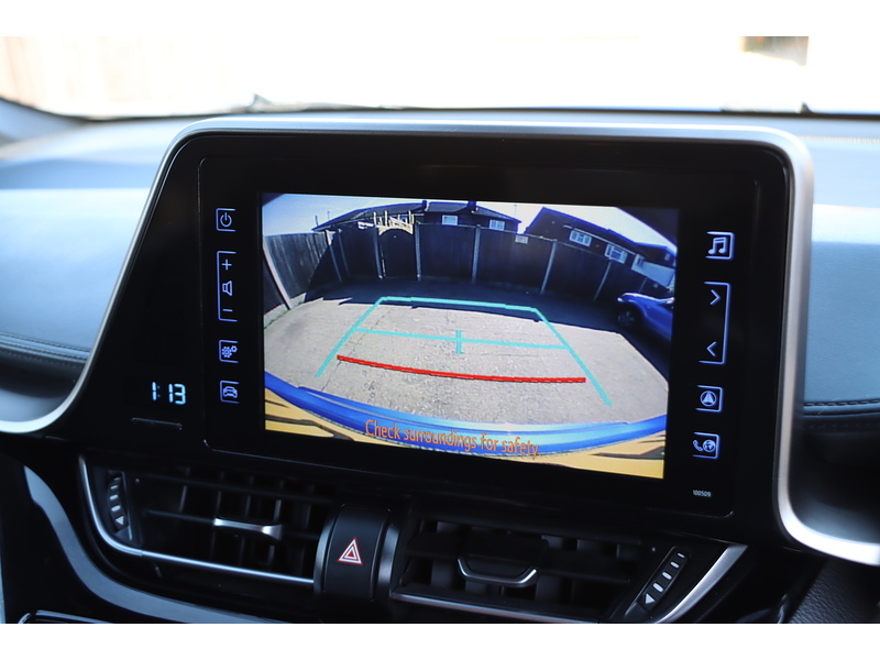 Toyota 1.8 VVT-H DYNAMIC SUV 5DR PETROL HYBRID CVT AUTO HEATED SEATS SAT NAV BLUETOOTH DAB STEREO REAR CAMERA PARKING AIDS JUST 2 OWNERS ONLY 76000 MILES SH 72-74 Mitcham Road