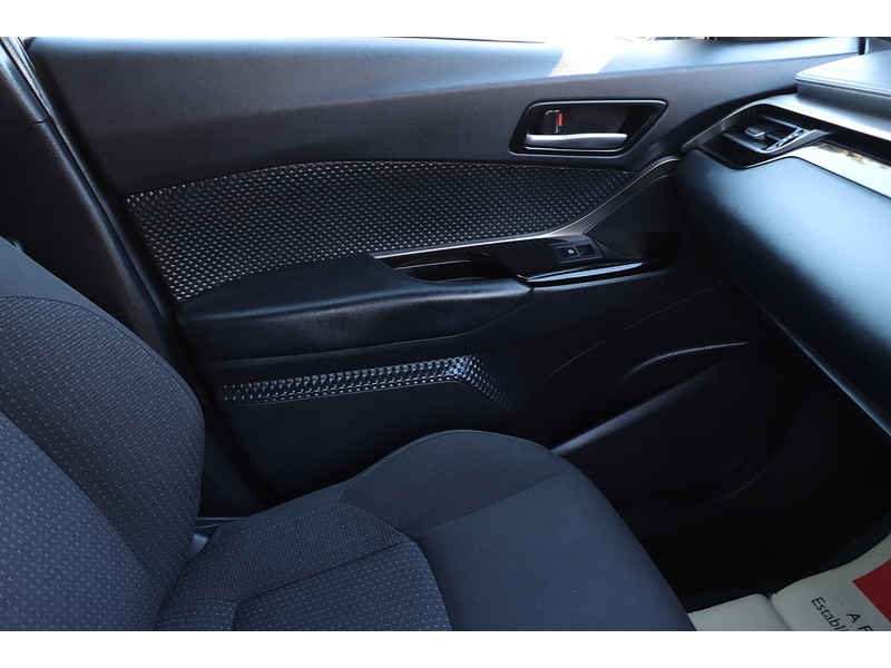 Toyota 1.8 VVT-H DYNAMIC SUV 5DR PETROL HYBRID CVT AUTO HEATED SEATS SAT NAV BLUETOOTH DAB STEREO REAR CAMERA PARKING AIDS JUST 2 OWNERS ONLY 76000 MILES SH 72-74 Mitcham Road