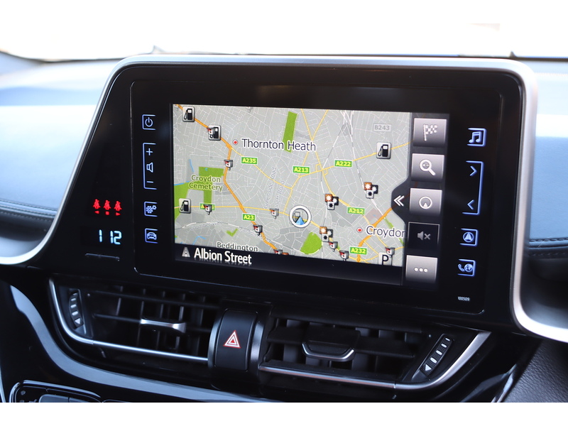 Toyota 1.8 VVT-H DYNAMIC SUV 5DR PETROL HYBRID CVT AUTO HEATED SEATS SAT NAV BLUETOOTH DAB STEREO REAR CAMERA PARKING AIDS JUST 2 OWNERS ONLY 76000 MILES SH 72-74 Mitcham Road