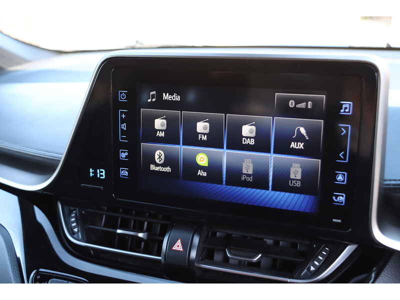 Toyota 1.8 VVT-H DYNAMIC SUV 5DR PETROL HYBRID CVT AUTO HEATED SEATS SAT NAV BLUETOOTH DAB STEREO REAR CAMERA PARKING AIDS JUST 2 OWNERS ONLY 76000 MILES SH 72-74 Mitcham Road