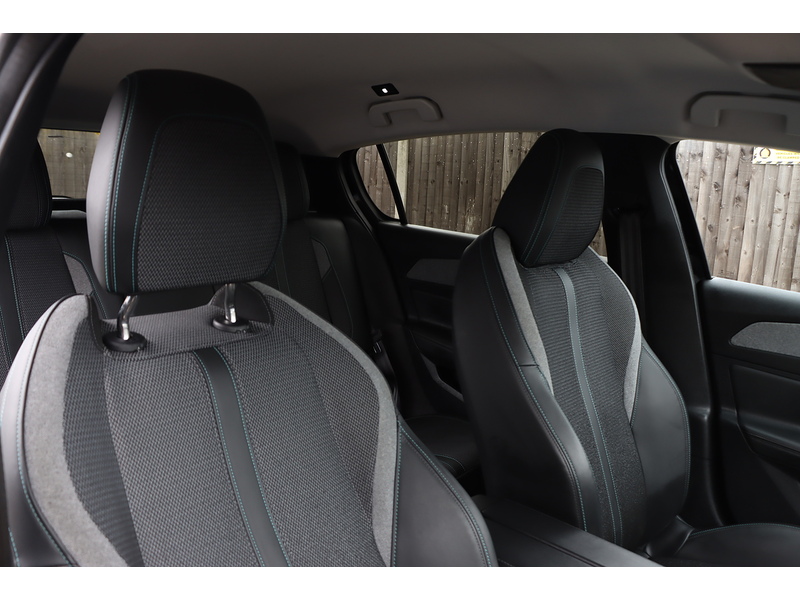 Peugeot 1.2 PURETECH ALLURE PREMIUM HATCHBACK 5DR PETROL EAT AUTO SAT NAV BLUETOOTH DAB STEREO APPLE CARPLAY REAR CAM PARKING AIDS JUST 1 OWNER 67000 MILES SH 72-74 Mitcham Road