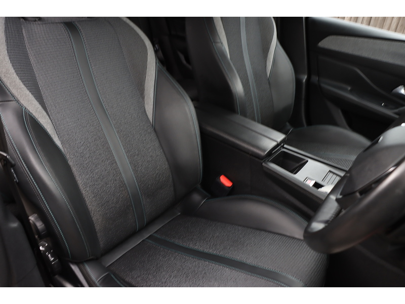 Peugeot 1.2 PURETECH ALLURE PREMIUM HATCHBACK 5DR PETROL EAT AUTO SAT NAV BLUETOOTH DAB STEREO APPLE CARPLAY REAR CAM PARKING AIDS JUST 1 OWNER 67000 MILES SH 72-74 Mitcham Road