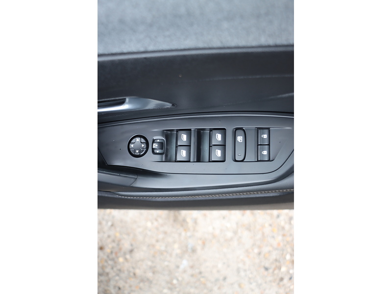 Peugeot 1.2 PURETECH ALLURE PREMIUM HATCHBACK 5DR PETROL EAT AUTO SAT NAV BLUETOOTH DAB STEREO APPLE CARPLAY REAR CAM PARKING AIDS JUST 1 OWNER 67000 MILES SH 72-74 Mitcham Road