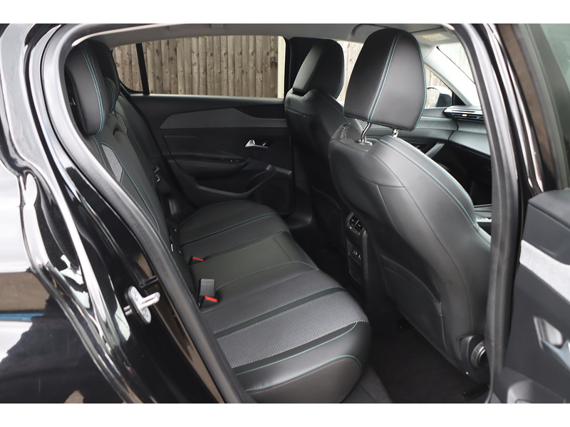 Peugeot 1.2 PURETECH ALLURE PREMIUM HATCHBACK 5DR PETROL EAT AUTO SAT NAV BLUETOOTH DAB STEREO APPLE CARPLAY REAR CAM PARKING AIDS JUST 1 OWNER 67000 MILES SH 72-74 Mitcham Road