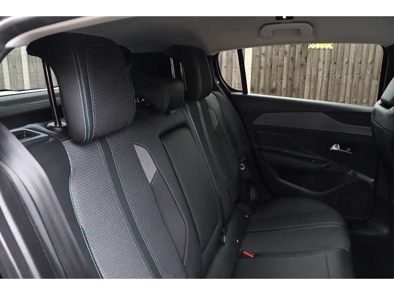 Peugeot 1.2 PURETECH ALLURE PREMIUM HATCHBACK 5DR PETROL EAT AUTO SAT NAV BLUETOOTH DAB STEREO APPLE CARPLAY REAR CAM PARKING AIDS JUST 1 OWNER 67000 MILES SH 72-74 Mitcham Road