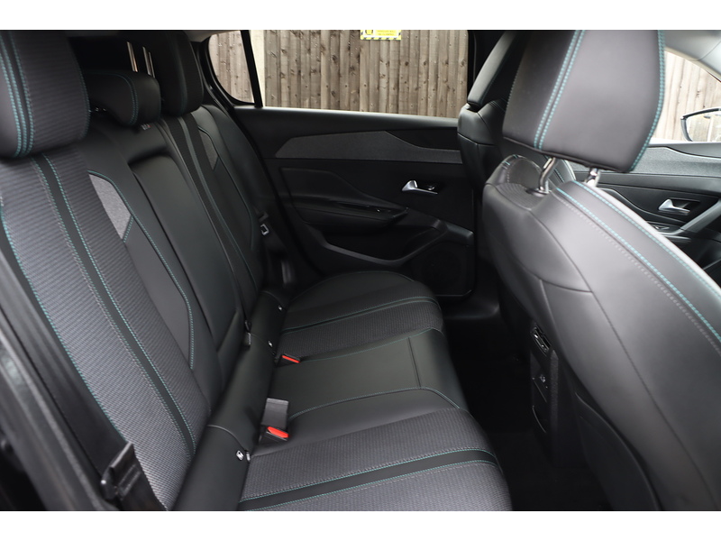 Peugeot 1.2 PURETECH ALLURE PREMIUM HATCHBACK 5DR PETROL EAT AUTO SAT NAV BLUETOOTH DAB STEREO APPLE CARPLAY REAR CAM PARKING AIDS JUST 1 OWNER 67000 MILES SH 72-74 Mitcham Road