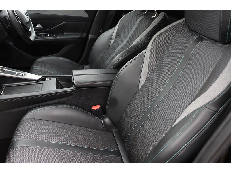 Peugeot 1.2 PURETECH ALLURE PREMIUM HATCHBACK 5DR PETROL EAT AUTO SAT NAV BLUETOOTH DAB STEREO APPLE CARPLAY REAR CAM PARKING AIDS JUST 1 OWNER 67000 MILES SH 72-74 Mitcham Road