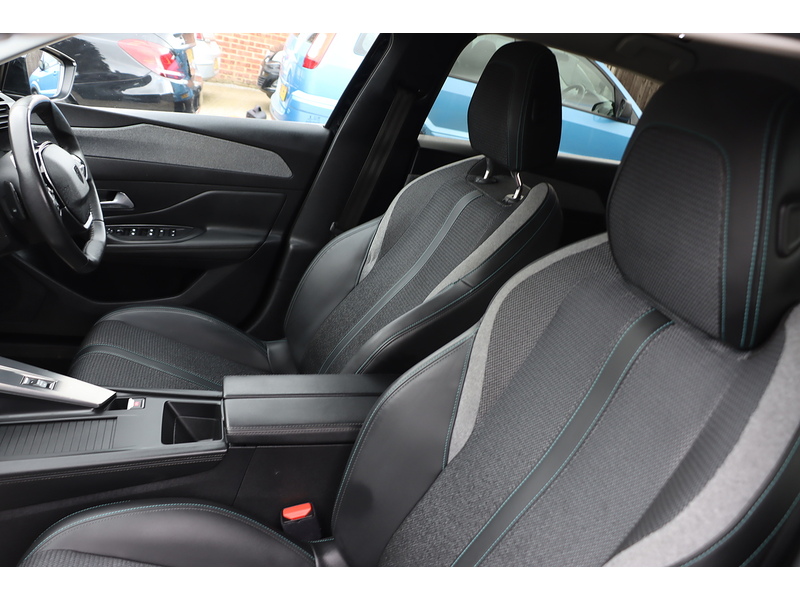 Peugeot 1.2 PURETECH ALLURE PREMIUM HATCHBACK 5DR PETROL EAT AUTO SAT NAV BLUETOOTH DAB STEREO APPLE CARPLAY REAR CAM PARKING AIDS JUST 1 OWNER 67000 MILES SH 72-74 Mitcham Road