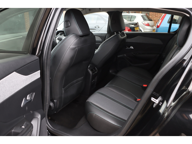 Peugeot 1.2 PURETECH ALLURE PREMIUM HATCHBACK 5DR PETROL EAT AUTO SAT NAV BLUETOOTH DAB STEREO APPLE CARPLAY REAR CAM PARKING AIDS JUST 1 OWNER 67000 MILES SH 72-74 Mitcham Road