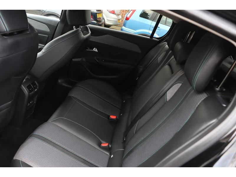 Peugeot 1.2 PURETECH ALLURE PREMIUM HATCHBACK 5DR PETROL EAT AUTO SAT NAV BLUETOOTH DAB STEREO APPLE CARPLAY REAR CAM PARKING AIDS JUST 1 OWNER 67000 MILES SH 72-74 Mitcham Road