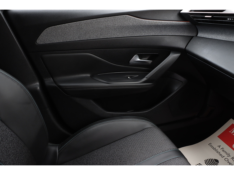 Peugeot 1.2 PURETECH ALLURE PREMIUM HATCHBACK 5DR PETROL EAT AUTO SAT NAV BLUETOOTH DAB STEREO APPLE CARPLAY REAR CAM PARKING AIDS JUST 1 OWNER 67000 MILES SH 72-74 Mitcham Road