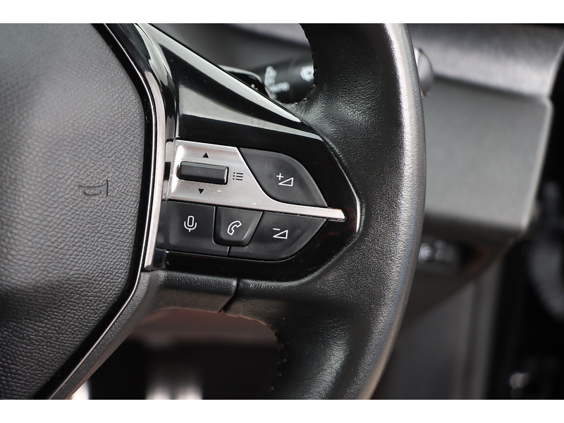 Peugeot 1.2 PURETECH ALLURE PREMIUM HATCHBACK 5DR PETROL EAT AUTO SAT NAV BLUETOOTH DAB STEREO APPLE CARPLAY REAR CAM PARKING AIDS JUST 1 OWNER 67000 MILES SH 72-74 Mitcham Road