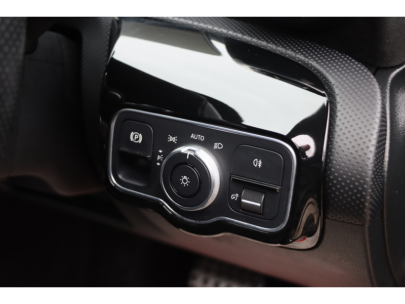 Mercedes-Benz A180 1.3 AMG LINE (EXECUTIVE) HATCHBACK 5DR PETROL 7G-DCT AUTO HEATED SEATS SAT NAV BLUETOOTH APPLE CARPLAY REAR CAM JUST 2 OWNERS ONLY 60000 MILES SH 72-74 Mitcham Road