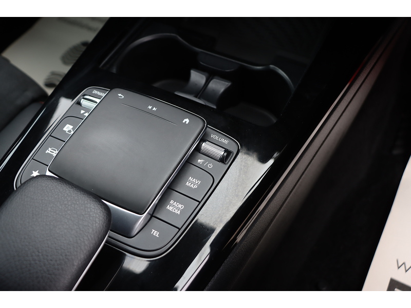 Mercedes-Benz A180 1.3 AMG LINE (EXECUTIVE) HATCHBACK 5DR PETROL 7G-DCT AUTO HEATED SEATS SAT NAV BLUETOOTH APPLE CARPLAY REAR CAM JUST 2 OWNERS ONLY 60000 MILES SH 72-74 Mitcham Road