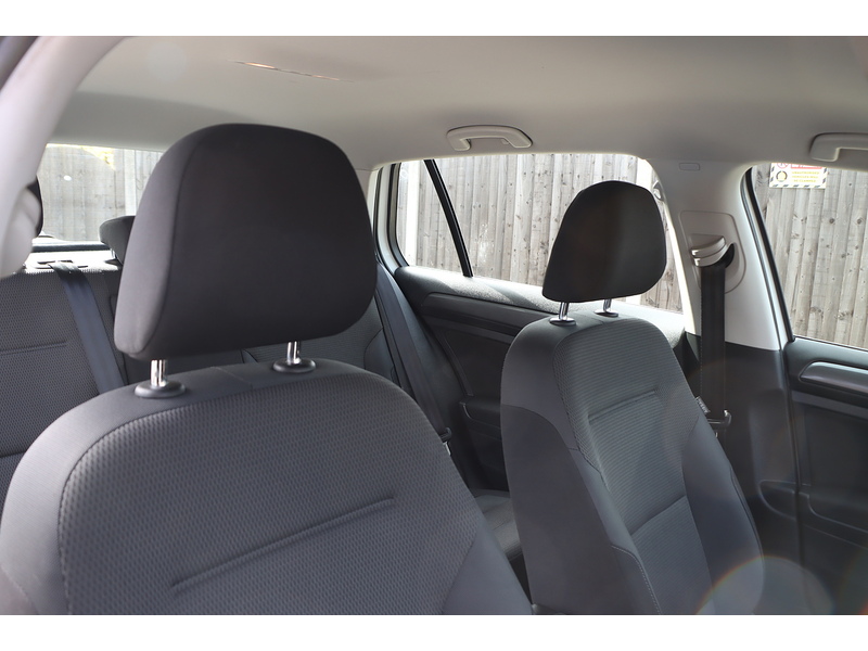 Volkswagen 1.0 TSI BLUEMOTION TECH SE NAV HATCHBACK 5DR PETROL MANUAL SAT NAV BLUETOOTH DAB STEREO REAR CAMERA PARKING AIDS SAME OWNER FOR 5 YEARS 66000 MILES SH 72-74 Mitcham Road