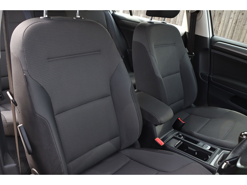 Volkswagen 1.0 TSI BLUEMOTION TECH SE NAV HATCHBACK 5DR PETROL MANUAL SAT NAV BLUETOOTH DAB STEREO REAR CAMERA PARKING AIDS SAME OWNER FOR 5 YEARS 66000 MILES SH 72-74 Mitcham Road