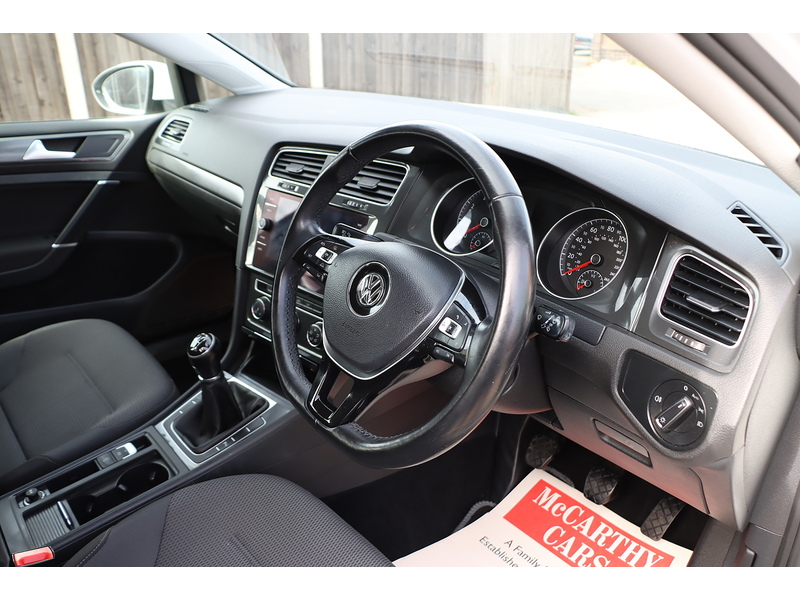 Volkswagen 1.0 TSI BLUEMOTION TECH SE NAV HATCHBACK 5DR PETROL MANUAL SAT NAV BLUETOOTH DAB STEREO REAR CAMERA PARKING AIDS SAME OWNER FOR 5 YEARS 66000 MILES SH 72-74 Mitcham Road