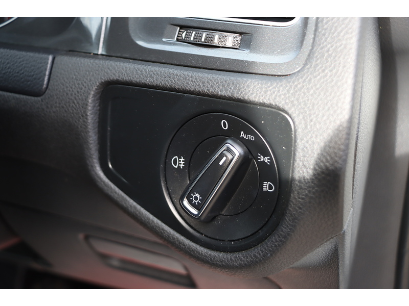 Volkswagen 1.0 TSI BLUEMOTION TECH SE NAV HATCHBACK 5DR PETROL MANUAL SAT NAV BLUETOOTH DAB STEREO REAR CAMERA PARKING AIDS SAME OWNER FOR 5 YEARS 66000 MILES SH 72-74 Mitcham Road