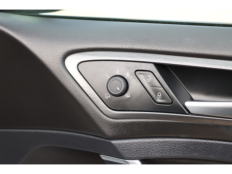 Volkswagen 1.0 TSI BLUEMOTION TECH SE NAV HATCHBACK 5DR PETROL MANUAL SAT NAV BLUETOOTH DAB STEREO REAR CAMERA PARKING AIDS SAME OWNER FOR 5 YEARS 66000 MILES SH 72-74 Mitcham Road