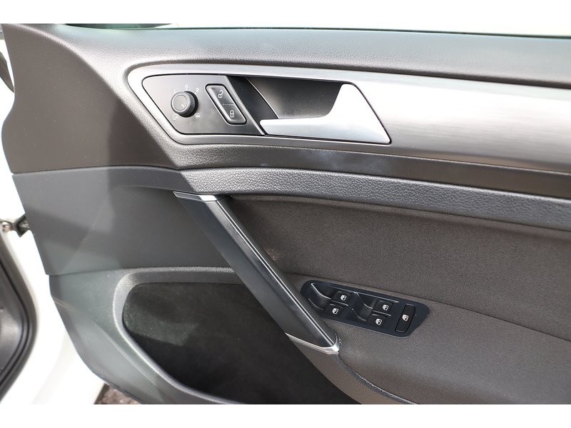 Volkswagen 1.0 TSI BLUEMOTION TECH SE NAV HATCHBACK 5DR PETROL MANUAL SAT NAV BLUETOOTH DAB STEREO REAR CAMERA PARKING AIDS SAME OWNER FOR 5 YEARS 66000 MILES SH 72-74 Mitcham Road