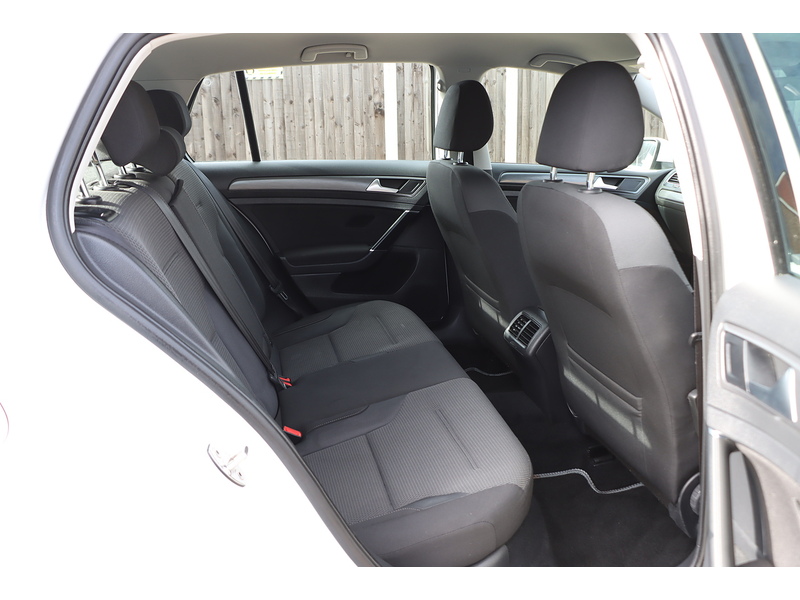 Volkswagen 1.0 TSI BLUEMOTION TECH SE NAV HATCHBACK 5DR PETROL MANUAL SAT NAV BLUETOOTH DAB STEREO REAR CAMERA PARKING AIDS SAME OWNER FOR 5 YEARS 66000 MILES SH 72-74 Mitcham Road