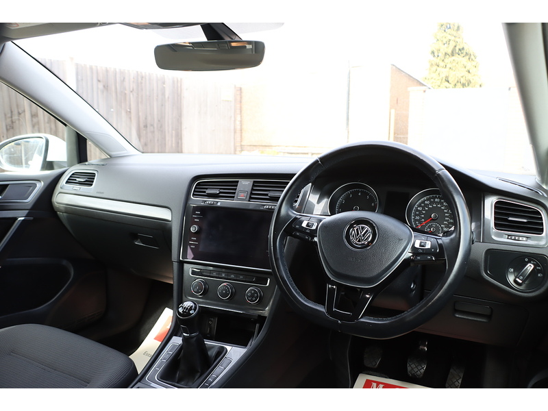 Volkswagen 1.0 TSI BLUEMOTION TECH SE NAV HATCHBACK 5DR PETROL MANUAL SAT NAV BLUETOOTH DAB STEREO REAR CAMERA PARKING AIDS SAME OWNER FOR 5 YEARS 66000 MILES SH 72-74 Mitcham Road