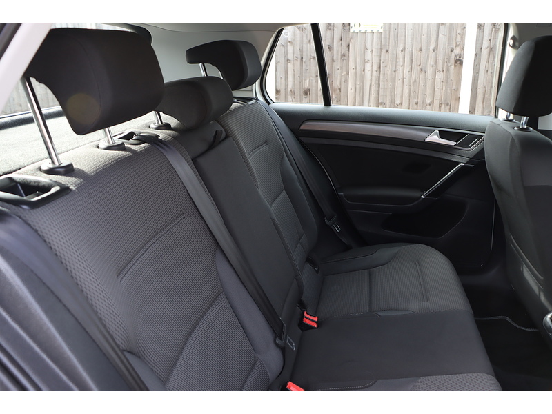 Volkswagen 1.0 TSI BLUEMOTION TECH SE NAV HATCHBACK 5DR PETROL MANUAL SAT NAV BLUETOOTH DAB STEREO REAR CAMERA PARKING AIDS SAME OWNER FOR 5 YEARS 66000 MILES SH 72-74 Mitcham Road