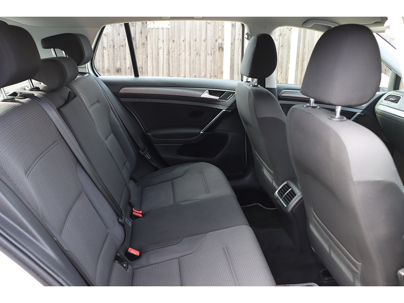 Volkswagen 1.0 TSI BLUEMOTION TECH SE NAV HATCHBACK 5DR PETROL MANUAL SAT NAV BLUETOOTH DAB STEREO REAR CAMERA PARKING AIDS SAME OWNER FOR 5 YEARS 66000 MILES SH 72-74 Mitcham Road