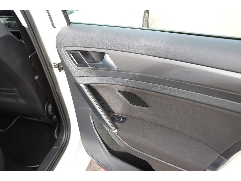 Volkswagen 1.0 TSI BLUEMOTION TECH SE NAV HATCHBACK 5DR PETROL MANUAL SAT NAV BLUETOOTH DAB STEREO REAR CAMERA PARKING AIDS SAME OWNER FOR 5 YEARS 66000 MILES SH 72-74 Mitcham Road