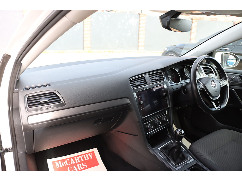 Volkswagen 1.0 TSI BLUEMOTION TECH SE NAV HATCHBACK 5DR PETROL MANUAL SAT NAV BLUETOOTH DAB STEREO REAR CAMERA PARKING AIDS SAME OWNER FOR 5 YEARS 66000 MILES SH 72-74 Mitcham Road